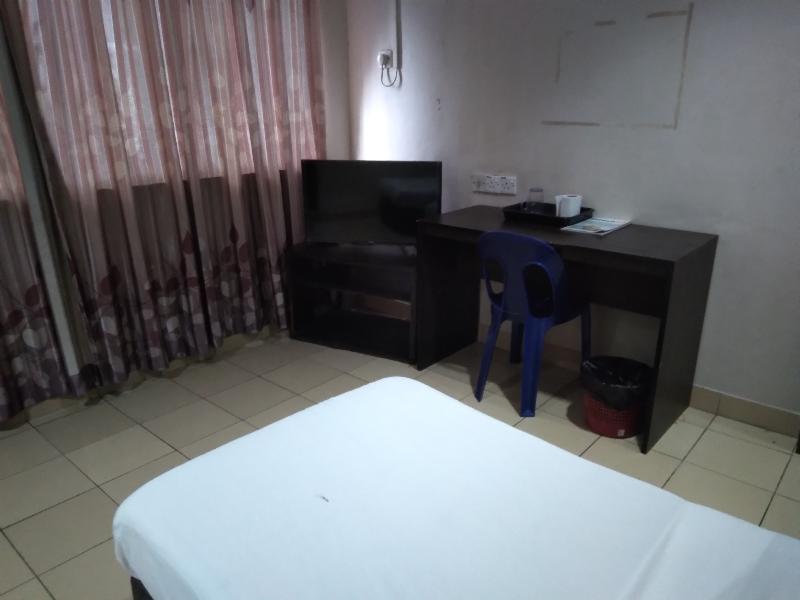 OYO 90376 Centre Point Hotel image
