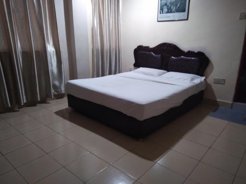 OYO 90376 Centre Point Hotel image