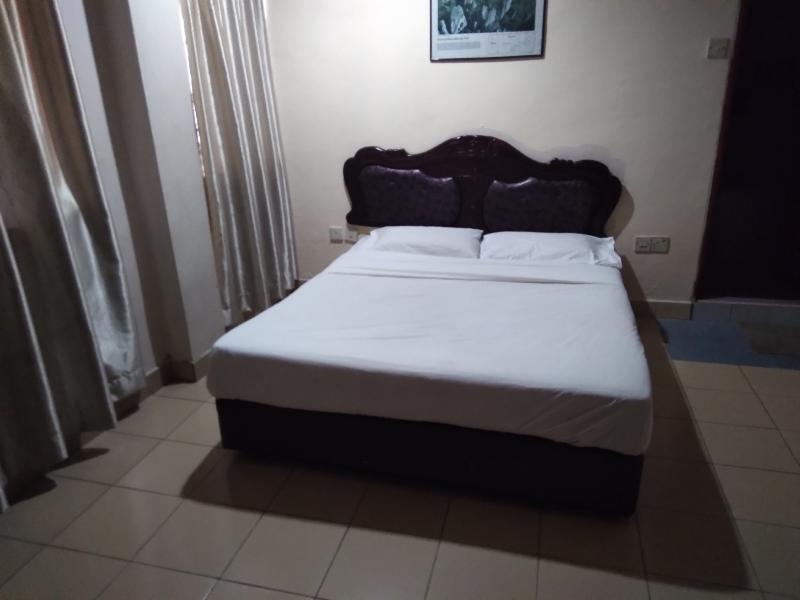 OYO 90376 Centre Point Hotel image