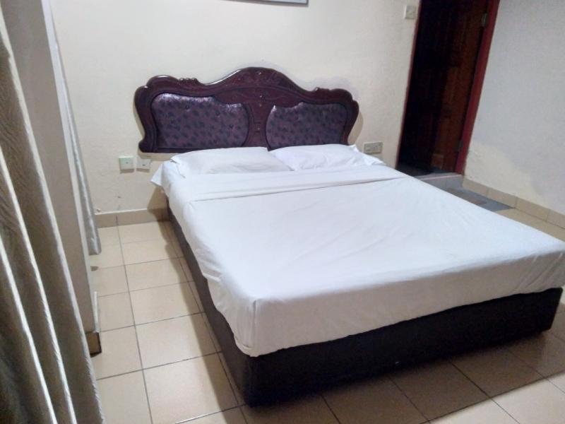 OYO 90376 Centre Point Hotel image
