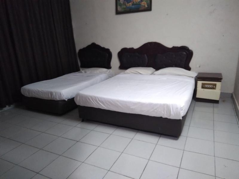 OYO 90376 Centre Point Hotel image