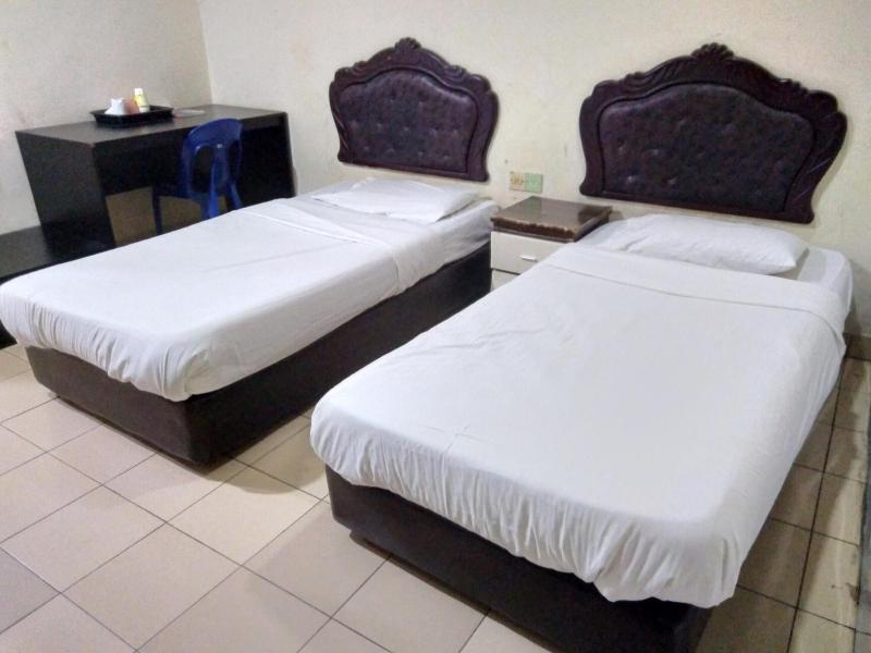 OYO 90376 Centre Point Hotel image