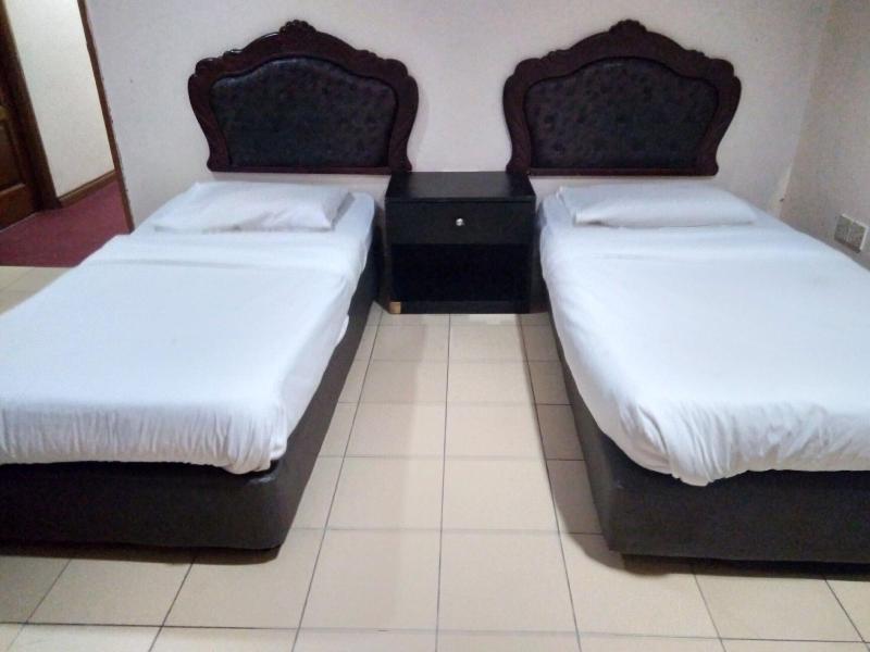 OYO 90376 Centre Point Hotel image