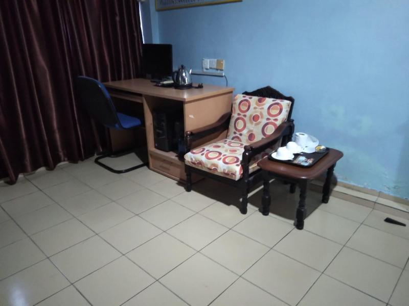 OYO 90376 Centre Point Hotel image