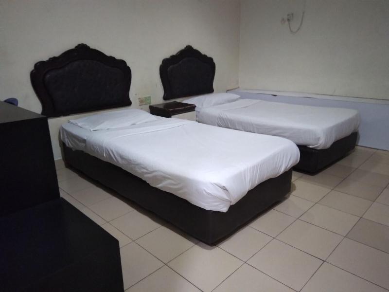 OYO 90376 Centre Point Hotel image