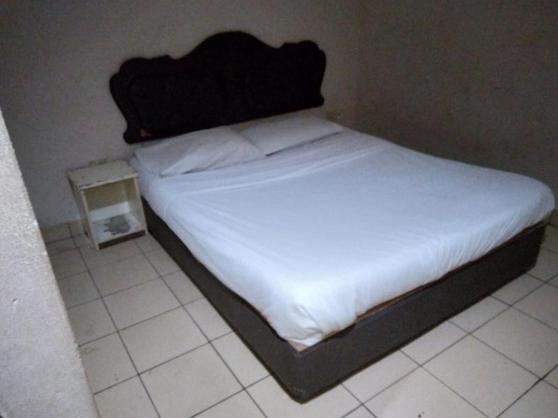 OYO 90376 Centre Point Hotel image