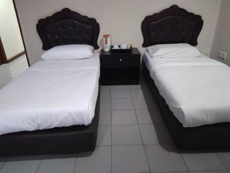 OYO 90376 Centre Point Hotel image