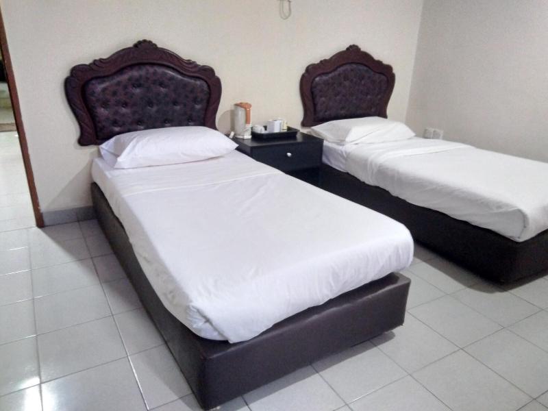 OYO 90376 Centre Point Hotel image