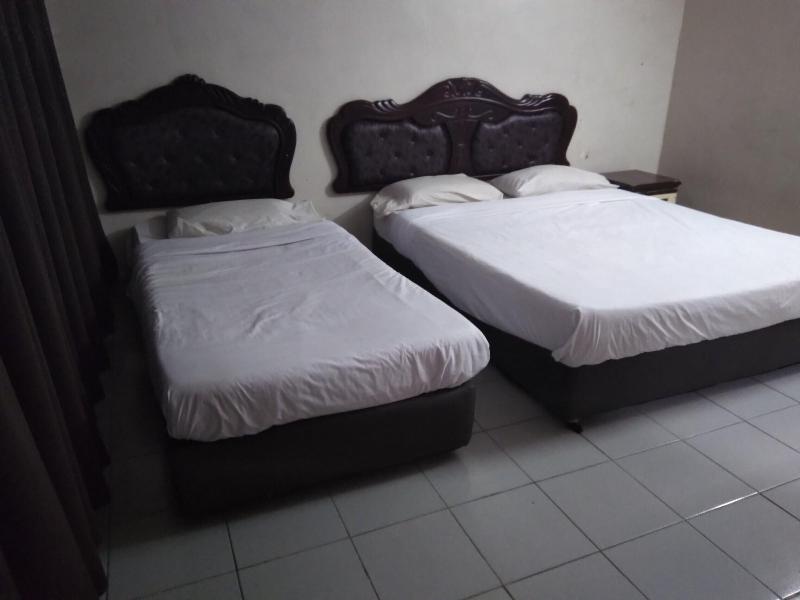 OYO 90376 Centre Point Hotel image
