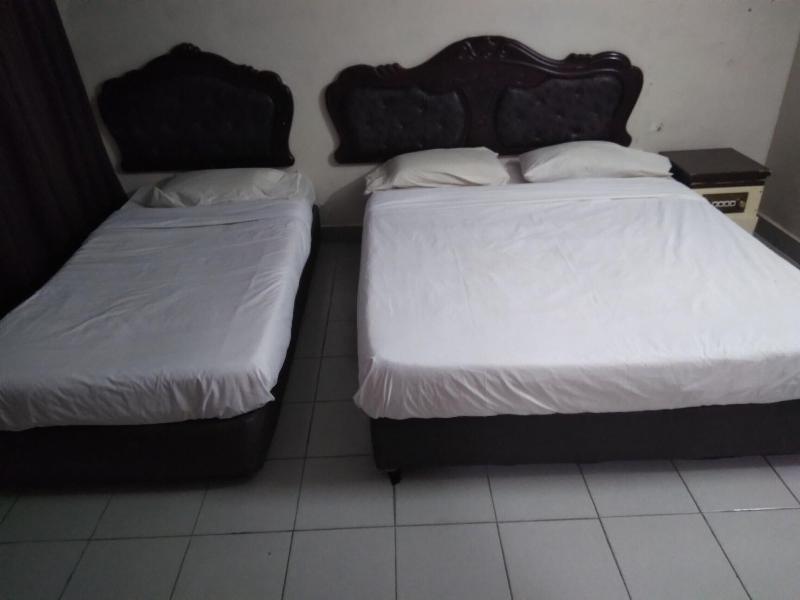 OYO 90376 Centre Point Hotel image