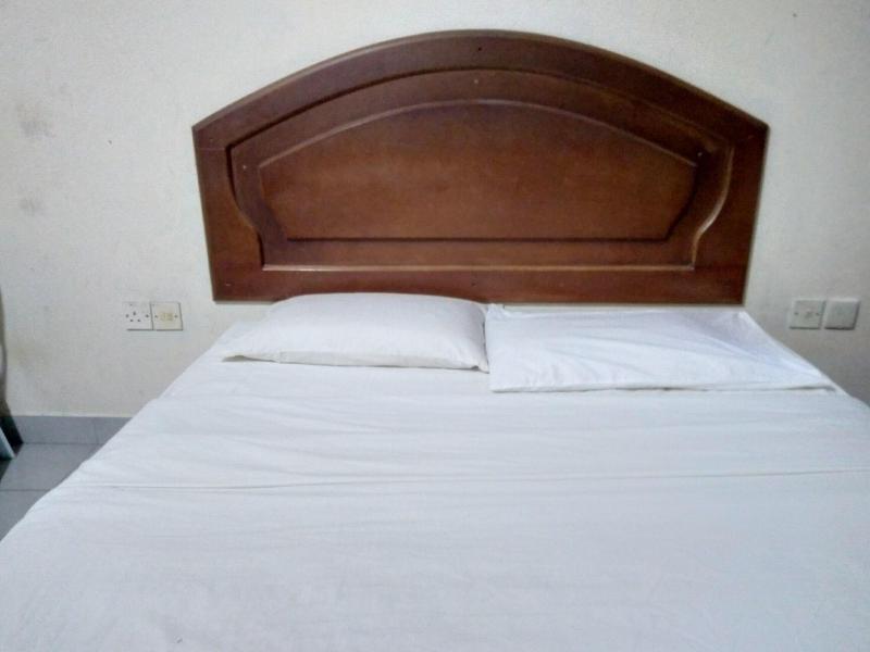 OYO 90376 Centre Point Hotel image