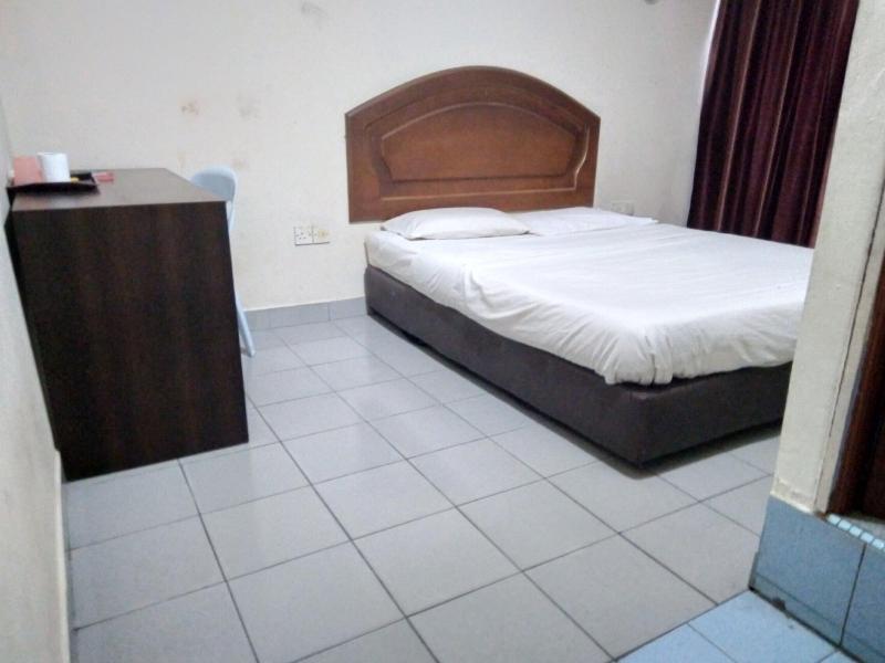 OYO 90376 Centre Point Hotel image