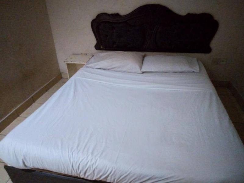 OYO 90376 Centre Point Hotel image