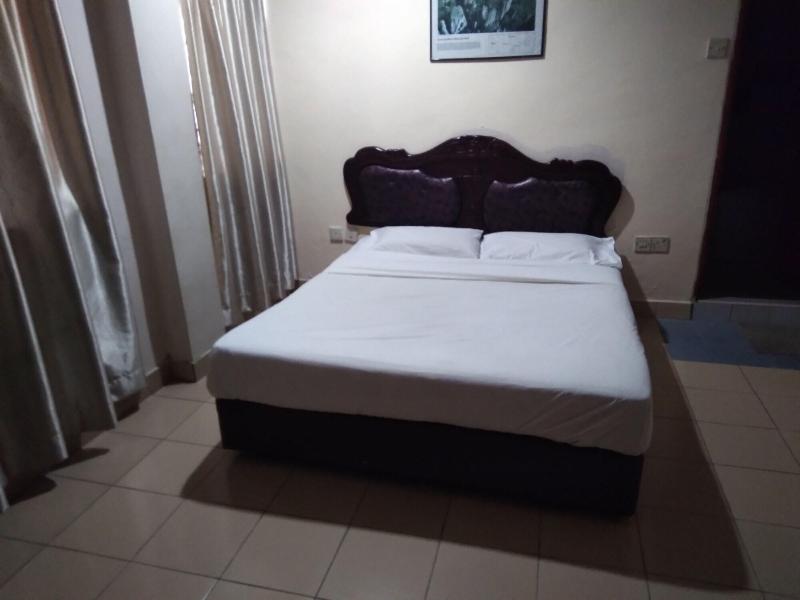 OYO 90376 Centre Point Hotel image