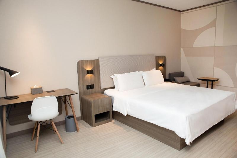 Hanting Hotel(Zibo North Railway Station Lutai Ave image