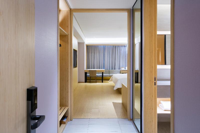 Ji Hotel (Pinghu Ruifeng Square)