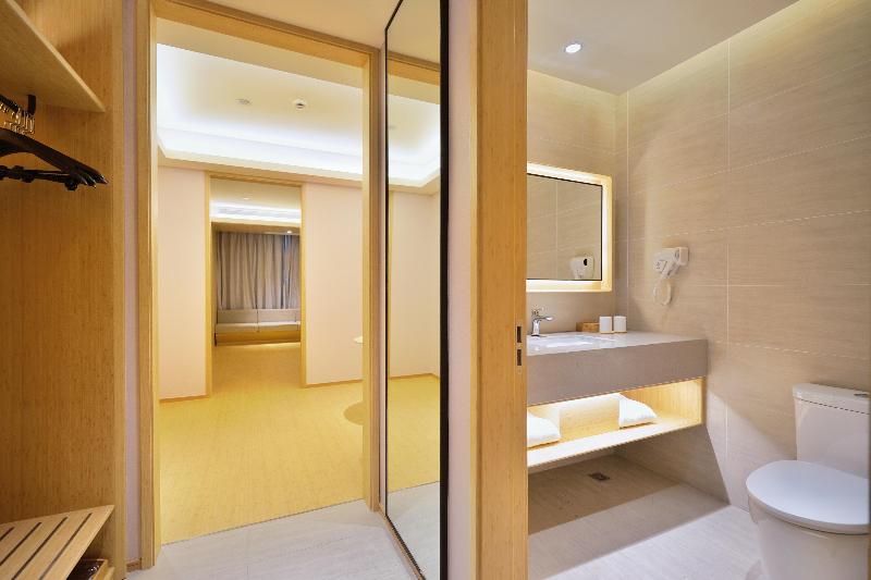 Ji Hotel (Pinghu Ruifeng Square)