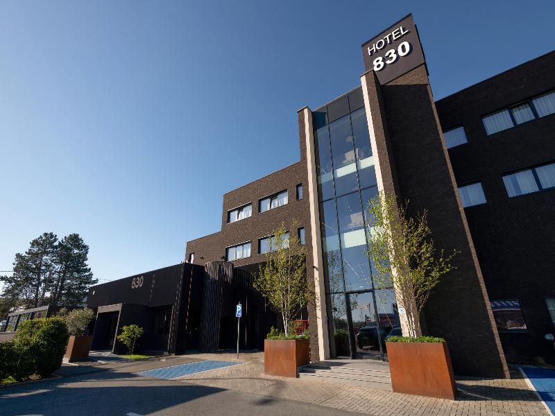 Hotel Le 830 image