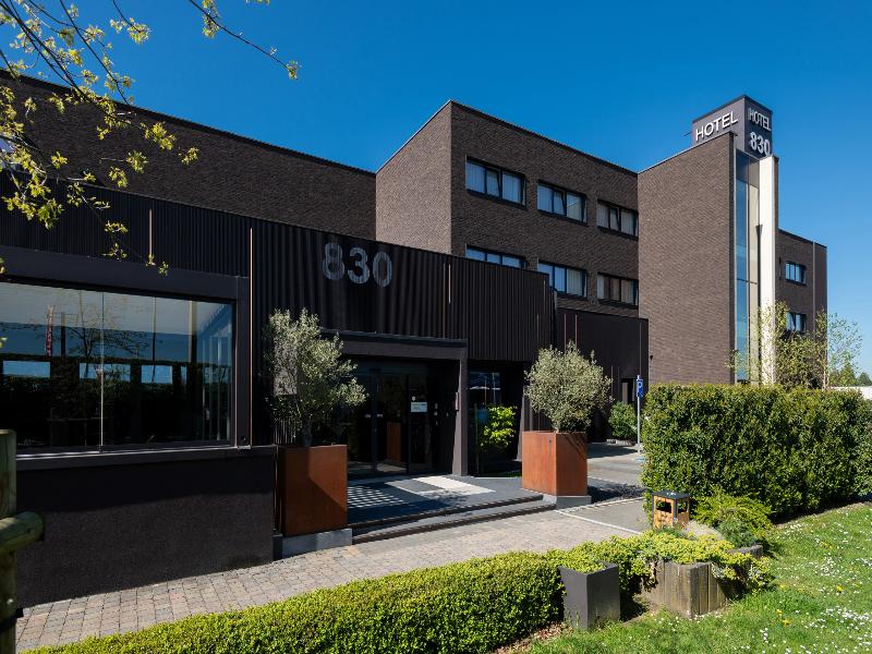 Hotel Le 830 image