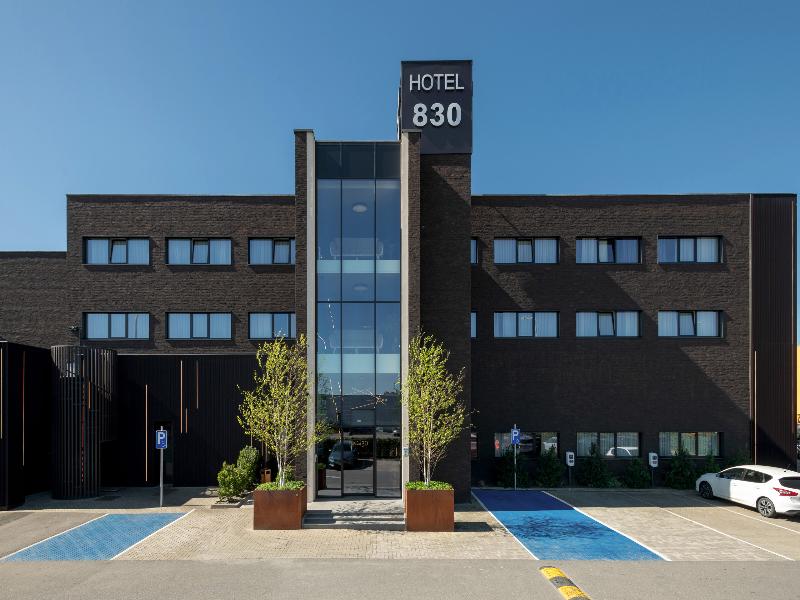 Hotel Le 830 image