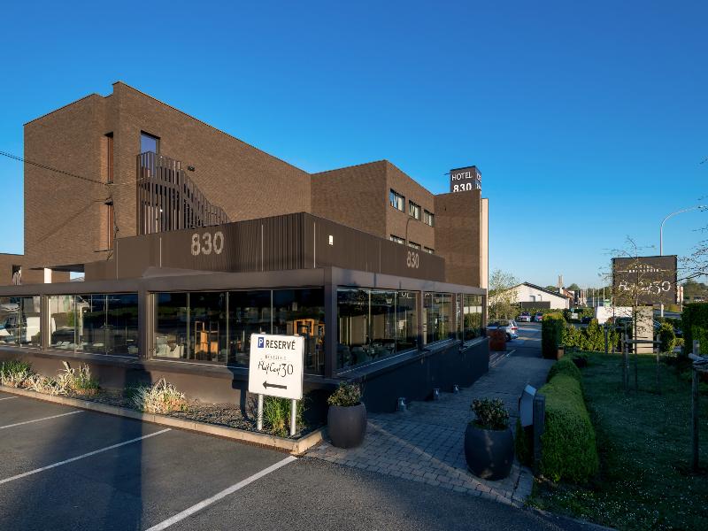 Hotel Le 830 image