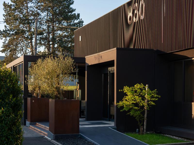 Hotel Le 830 image
