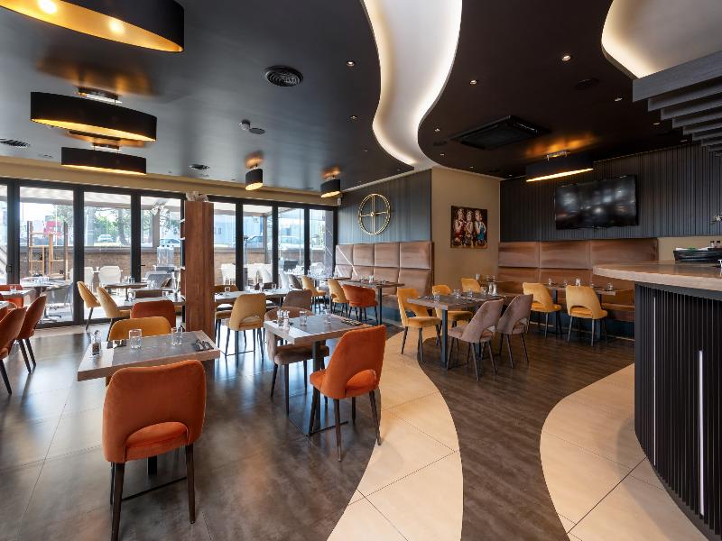 Hotel Le 830 image
