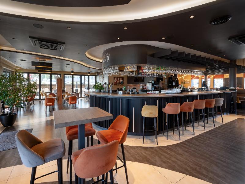 Hotel Le 830 image
