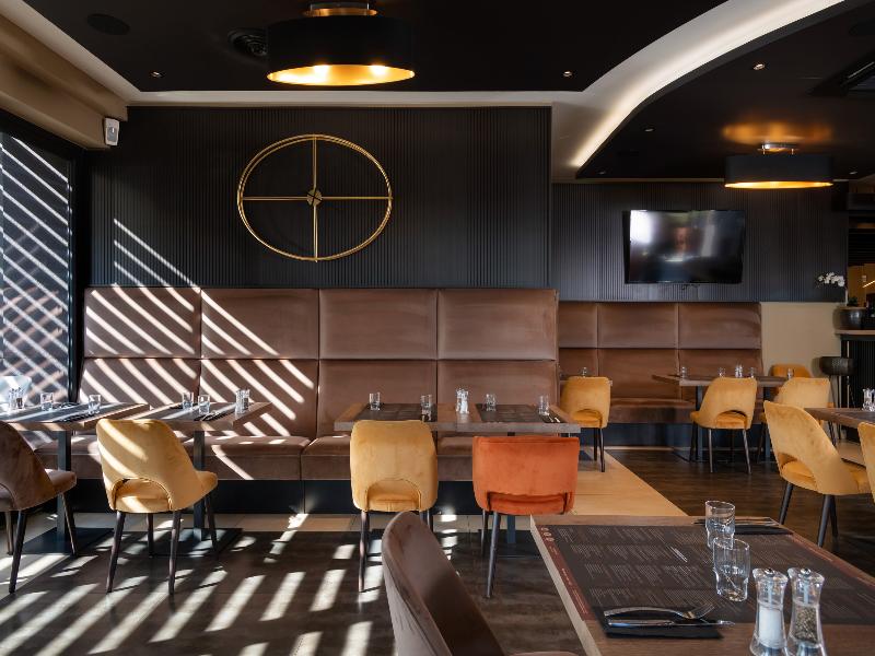 Hotel Le 830 image