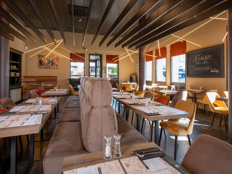 Hotel Le 830 image