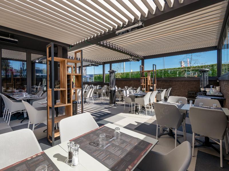 Hotel Le 830 image
