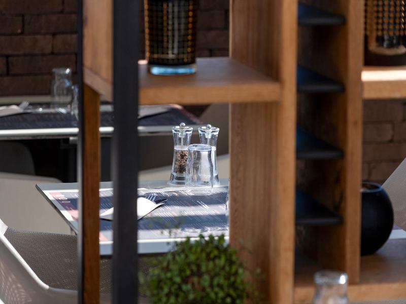 Hotel Le 830 image