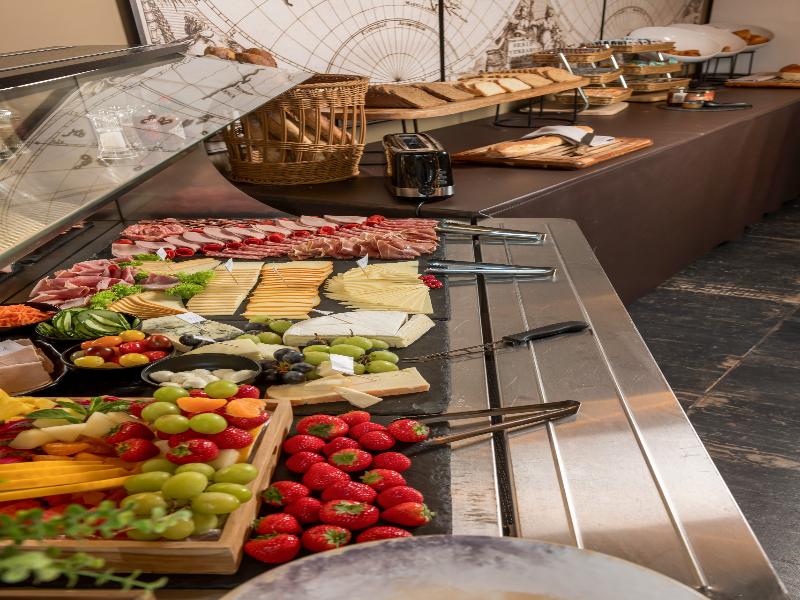 Hotel Le 830 image