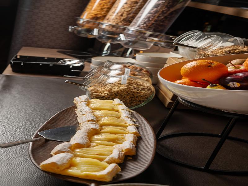 Hotel Le 830 image