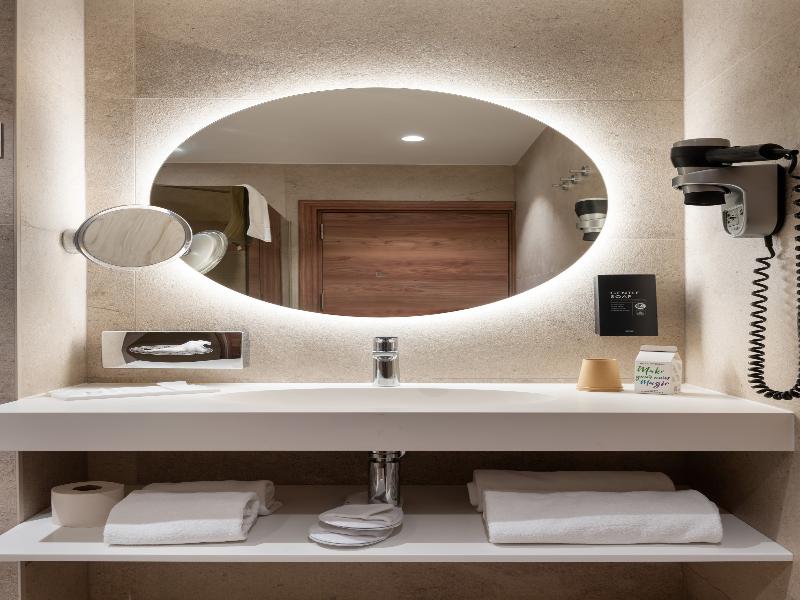 Hotel Le 830 image
