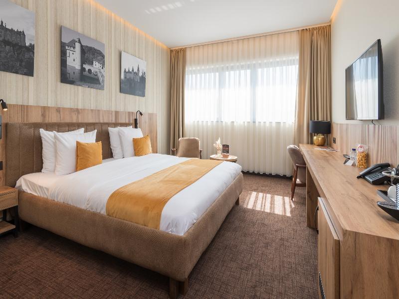 Hotel Le 830 image