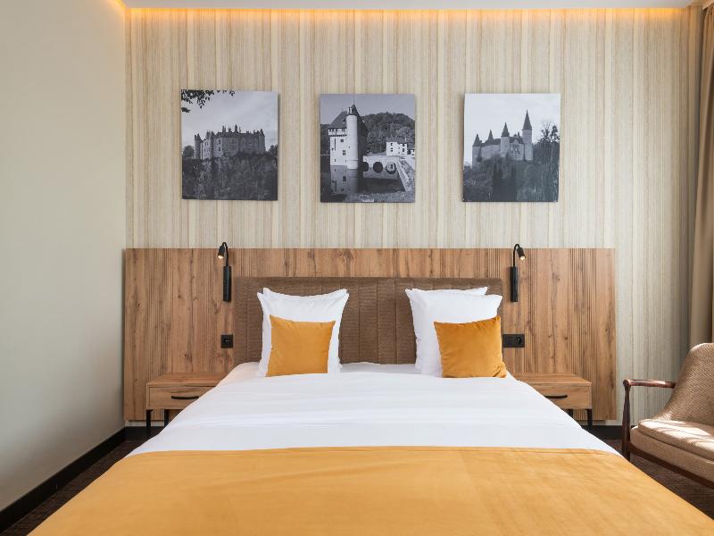 Hotel Le 830 image