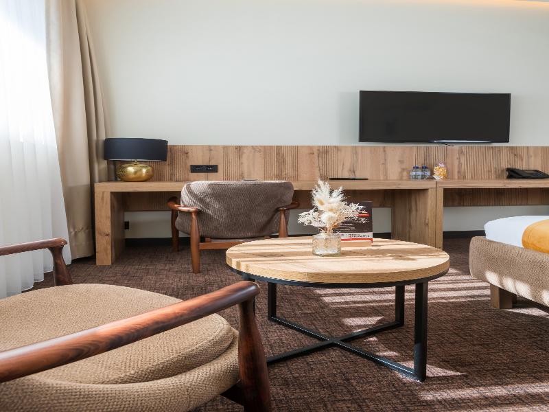 Hotel Le 830 image