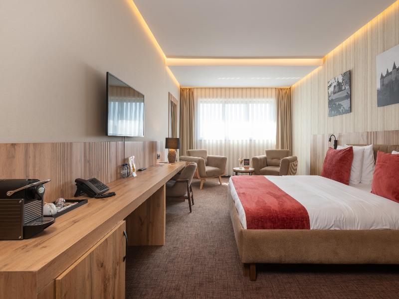 Hotel Le 830 image