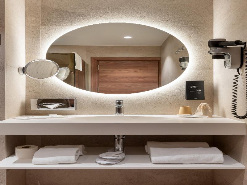 Hotel Le 830 image