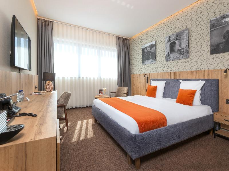Hotel Le 830 image