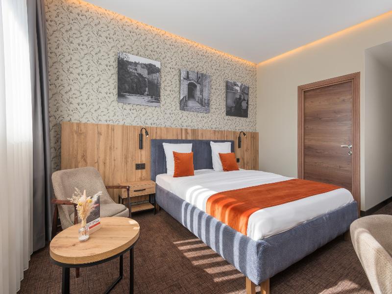 Hotel Le 830 image
