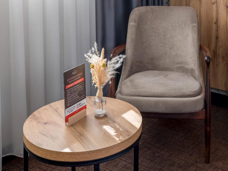 Hotel Le 830 image