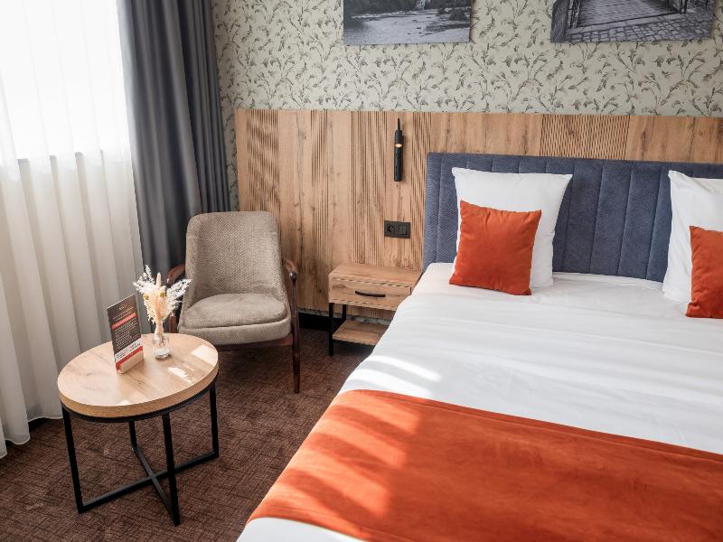 Hotel Le 830 image