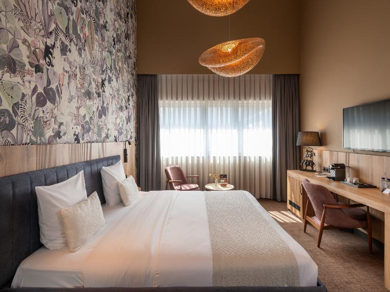 Hotel Le 830 image