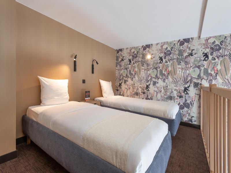 Hotel Le 830 image