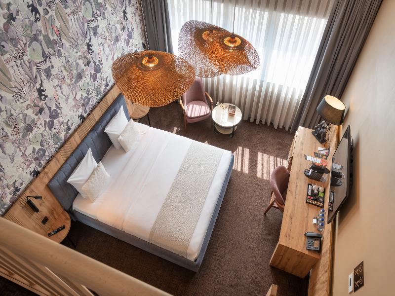 Hotel Le 830 image