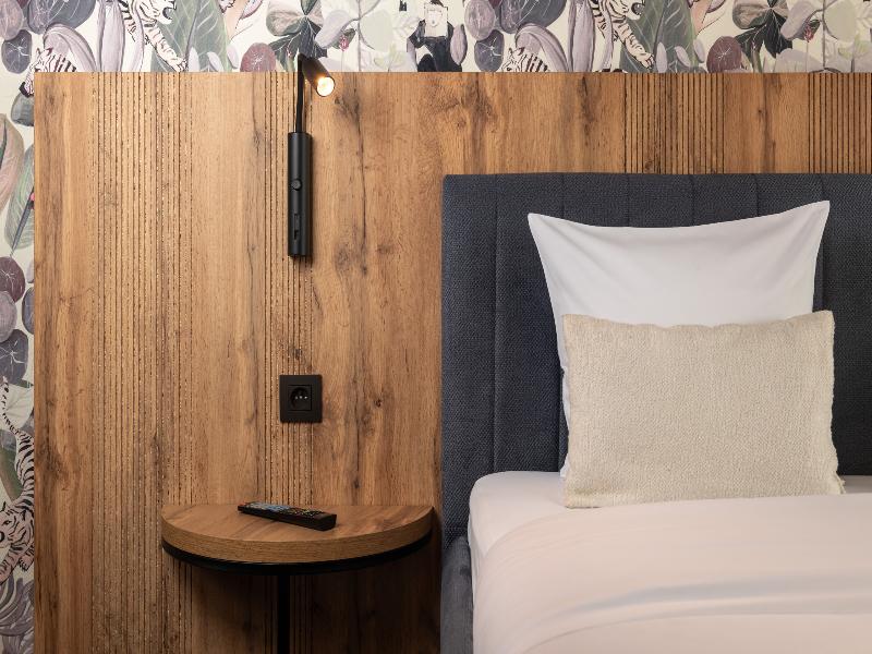 Hotel Le 830 image