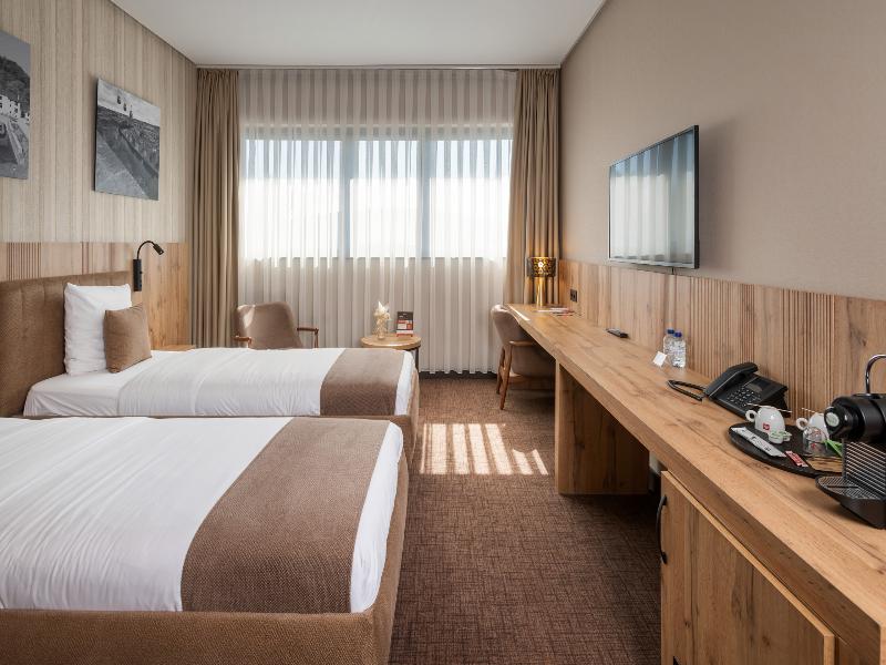 Hotel Le 830 image
