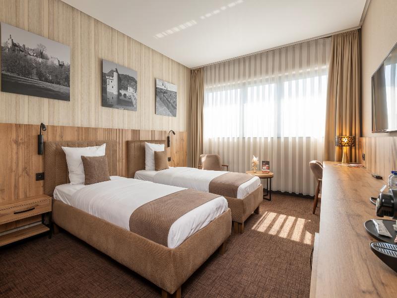 Hotel Le 830 image